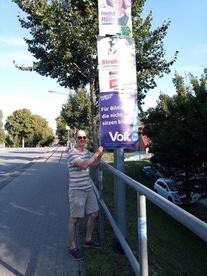 Ich zurre ein Plakat fest, mit der Aufschrift "Für Bildung, die nicht sitzen bleibt"