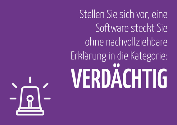 Postkarte mit dem Text „Stellen Sie sich vor, eine Software steckt sie ohne nachvollziehbare Erklärung in die Kategorie: verdächtig“ auf lila Hintergrund. Unten links ein Icon einer Sirene, die Alarm schlägt.