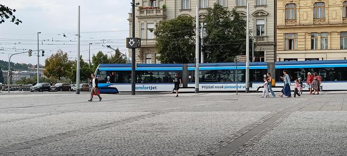 A tram in Praha with an advertisement for Česke Dráhy Comfortjet.