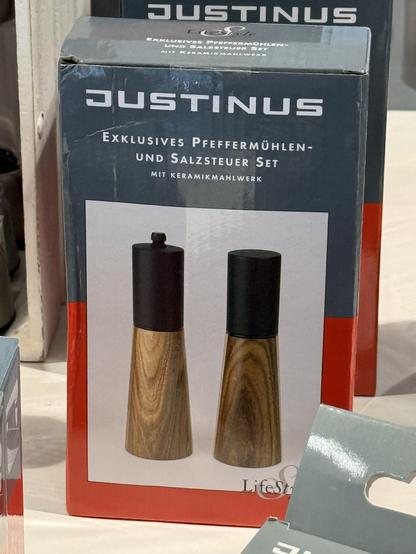 Eine Verpackung eines Pfeffermühlen und Salzstreuer Sets. Darauf steht aber Salzsteuer.