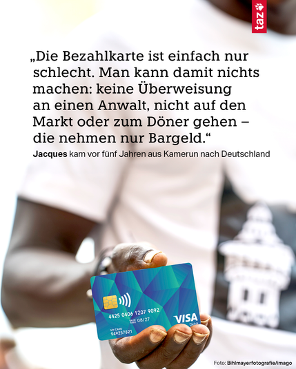 Eine Schwarze Person hält eine blaue Visa Debit-Karte in die Kamera. Text: „Die Bezahlkarte ist einfach nur schlecht. Man kann damit nichts machen: keine Überweisung an einen Anwalt, nicht auf den Markt oder zum Döner gehen – die nehmen nur Bargeld.“ Jacques kam vor fünf Jahren aus Kamerun nach Deutschland.