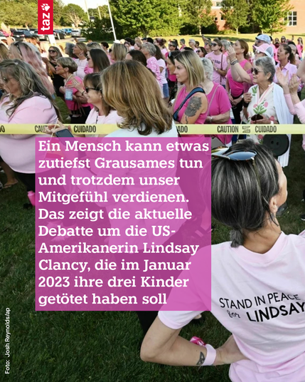 Unterstützerinnen von Lindsay Clancy vor dem Plymouth Superior Court in Plymouth in rosa Kleidung. Text: Ein Mensch kann etwas zutiefst Grausames tun und trotzdem unser Mitgefühl verdienen. Das zeigt die aktuelle Debatte um die US-Amerikanerin Lindsay Clancy, die im Januar 2023 ihre drei Kinder getötet haben soll